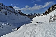 57 L'invaso del  Lago di Fregabolgia  in veste invernale, in letargo...senz'acqua, bianco di neve con vista sul Madonnino